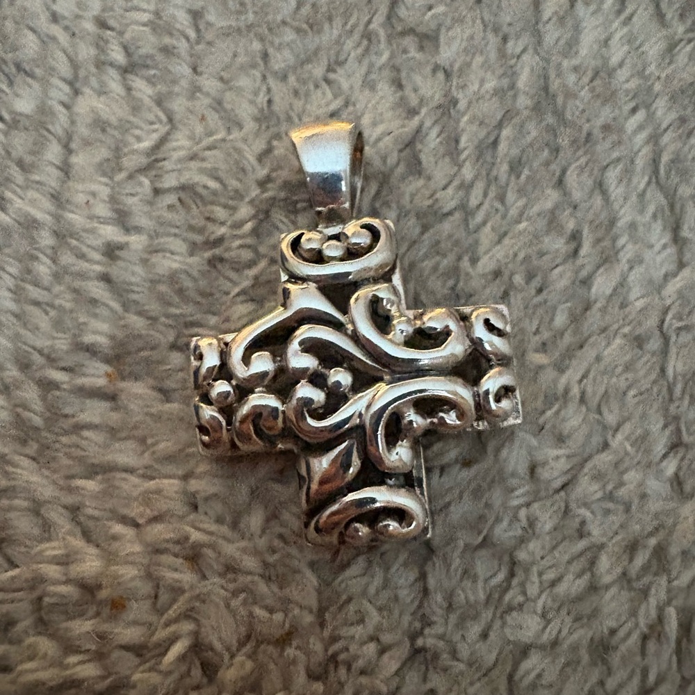 GUC chunky cross pendant